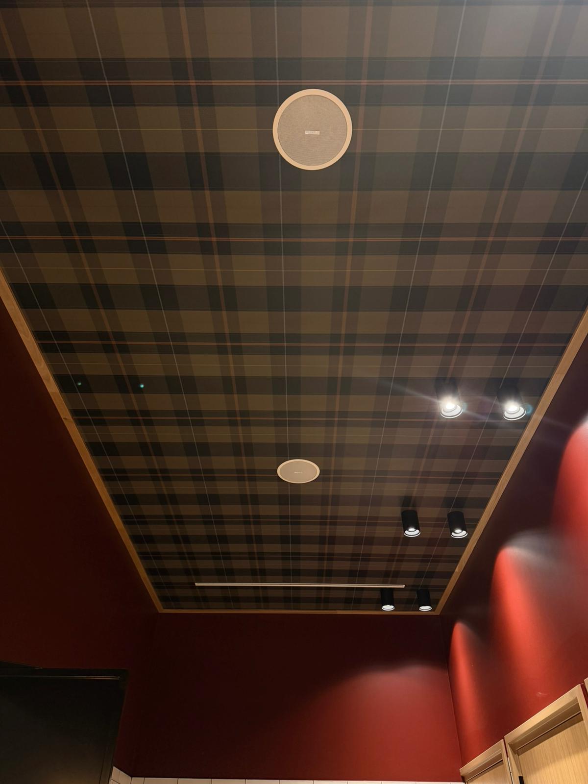 Strak geplakt behang in een woonkamer in Roermond