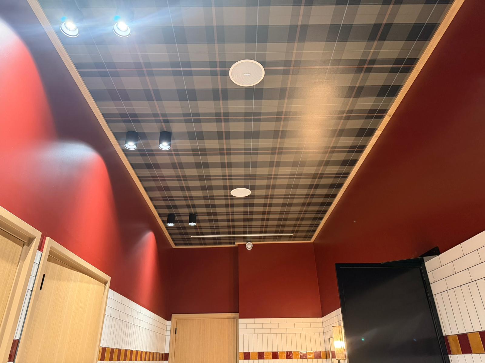 Tartan-behang en bordeauxrode wanden bij Brouwerij de Valk in Echt