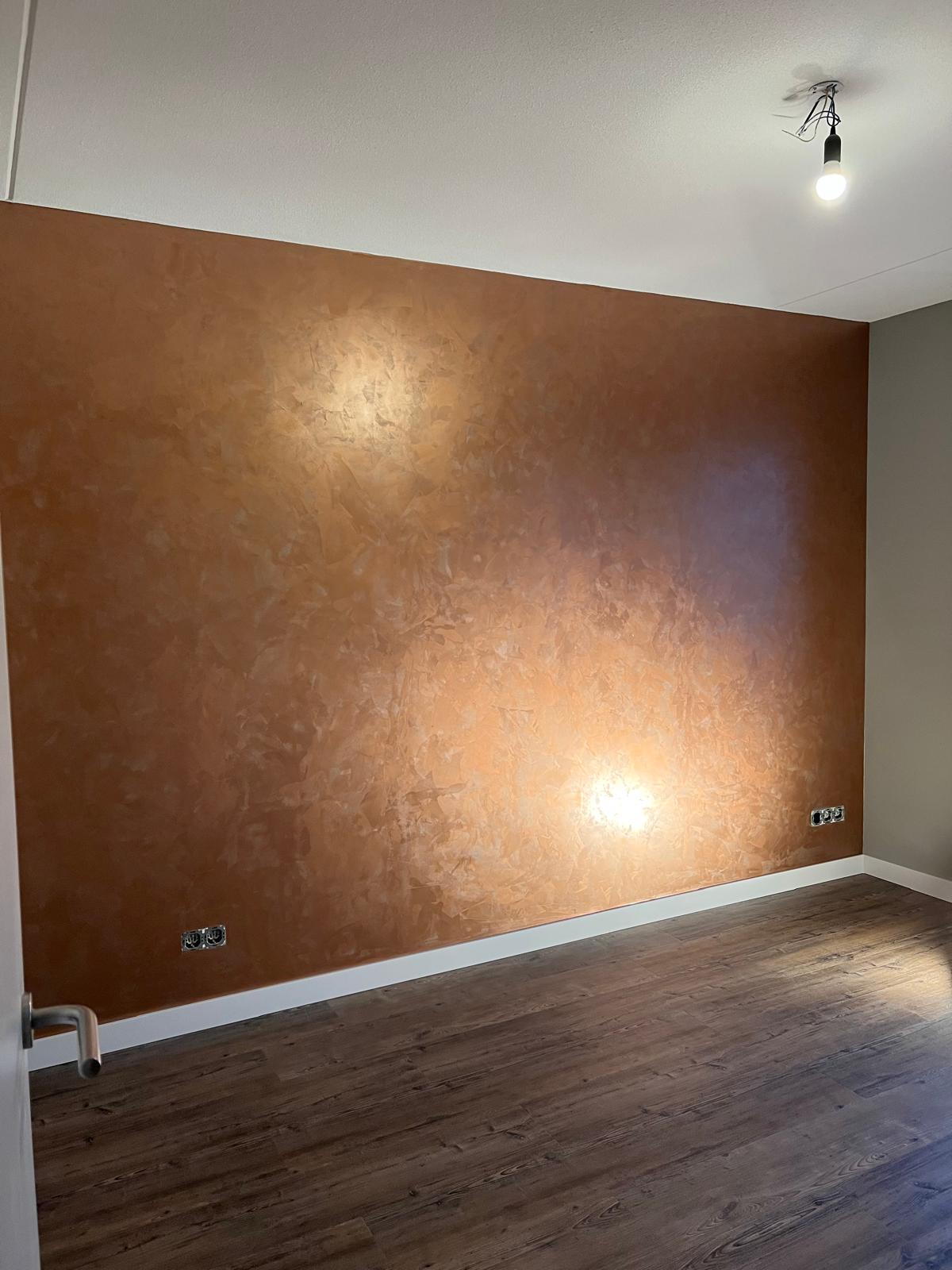 Decoratieve koperkleurige muurafwerking door Beckers Schilderwerken