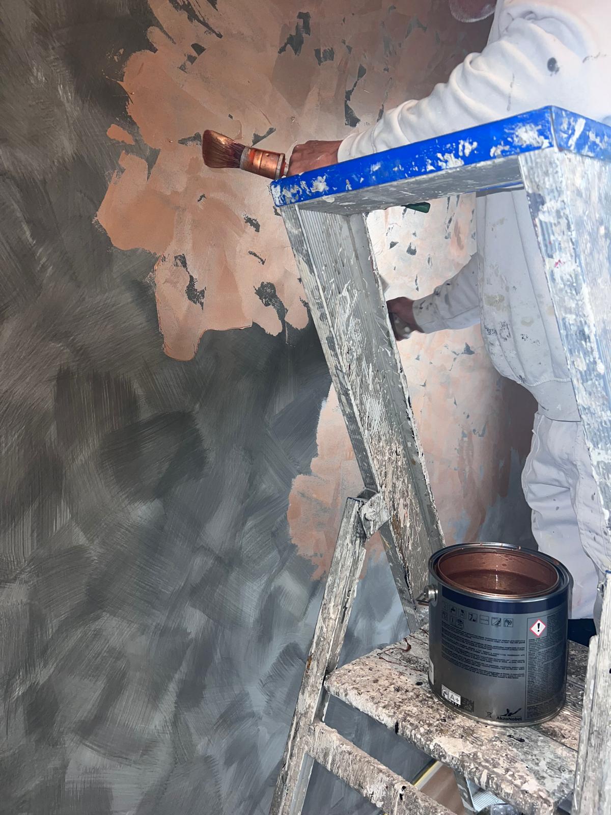 Wand afgewerkt met een speciale koper-techniek in een woning