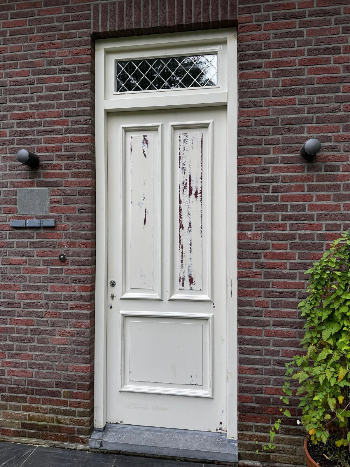 Gerenoveerde voordeur met nieuwe lakafwerking