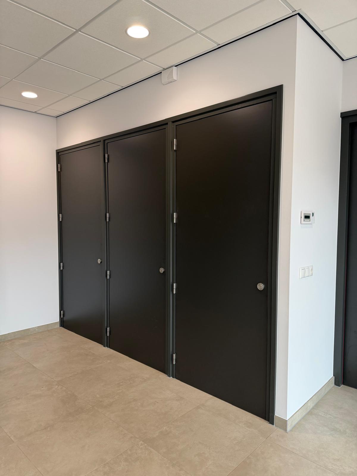 Trappenhuis met nieuwe lakafwerking op leuning en kozijnen