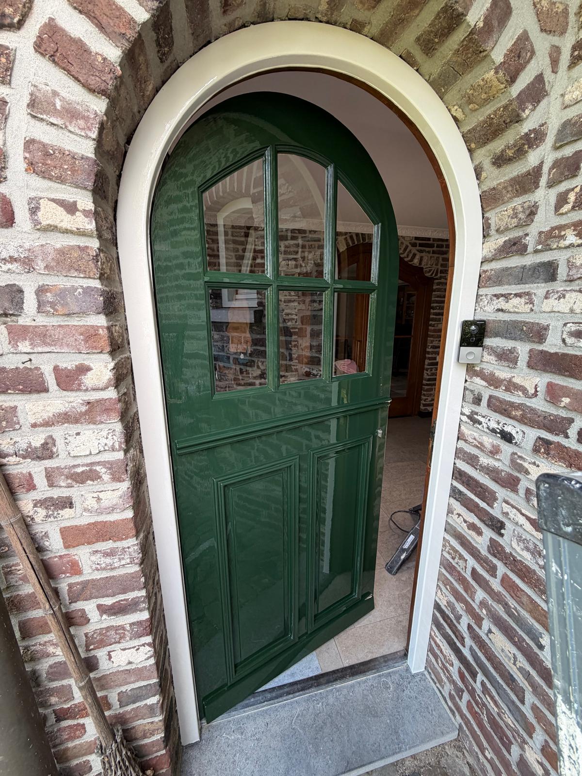 Gerenoveerde groene voordeur met frisse lakafwerking